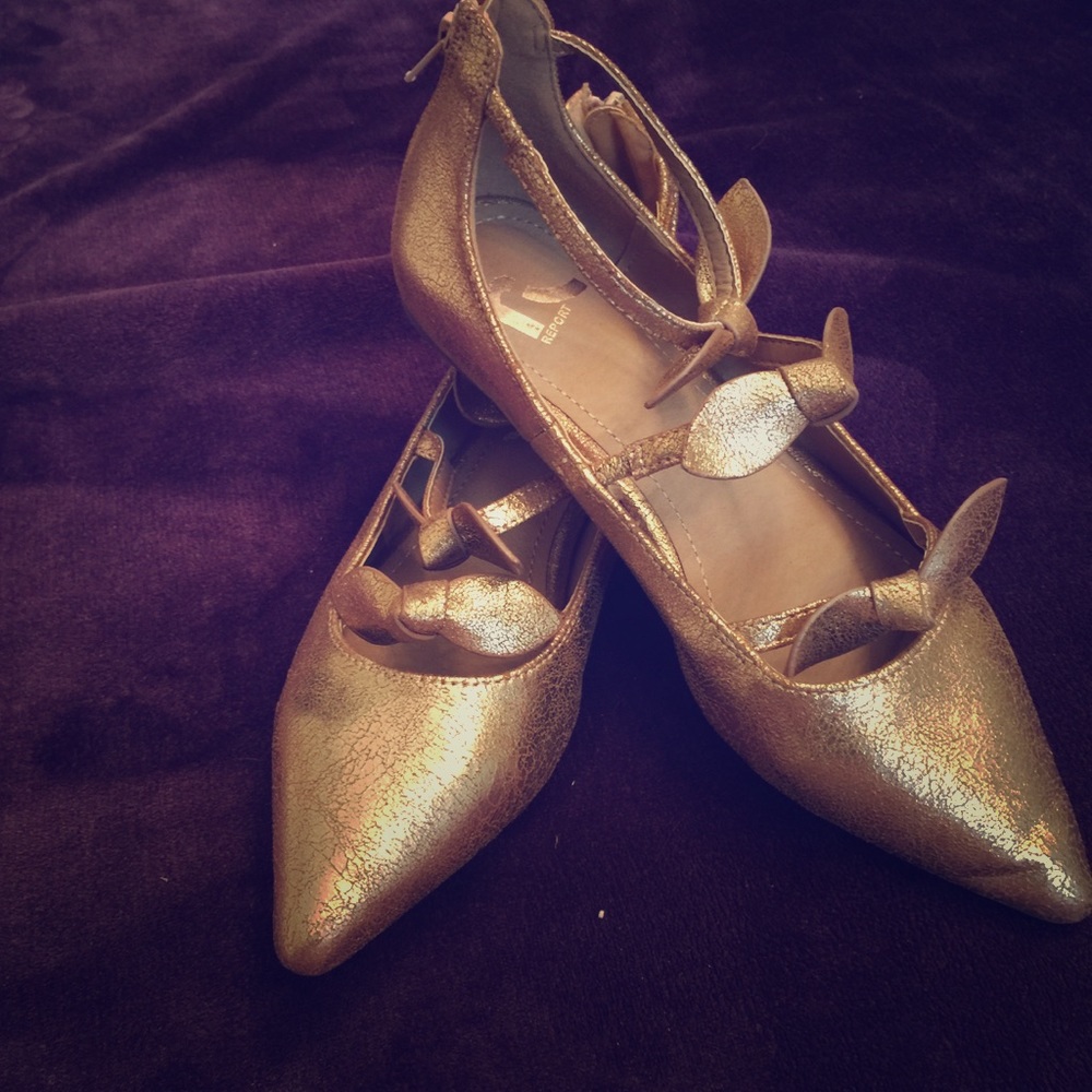 Report Brand Gold Flats